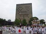 市庁舎も祭一色（窓注意）DSC02787-1.jpg